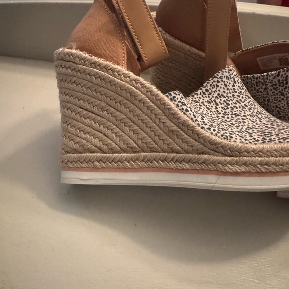 Toms Tan and Black Wedge Shoes with Jute Heel - Picture 2 of 5
